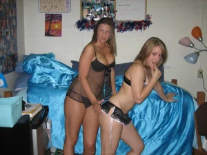 15-sexy-girls-show-their-boobs-and-asses