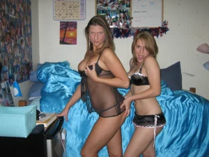 16-sexy-girls-show-their-boobs-and-asses