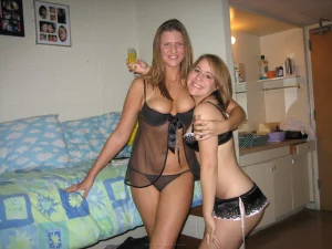 20-sexy-girls-show-their-boobs-and-asses