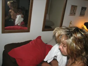 23-shaved-pussy-babe-in-bath