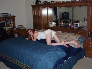 she-loves-to-pose-naked-003