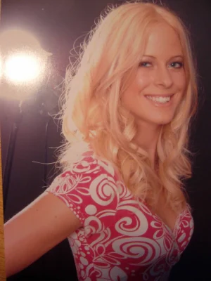 36-skinny-blonde-shows-herself