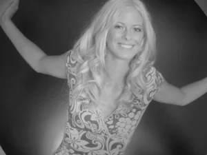 37-skinny-blonde-shows-herself