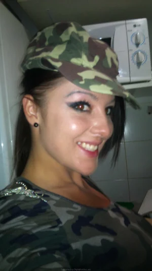 01-sweet-gf-making-photos-of-herself