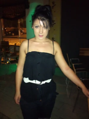 02-sweet-gf-making-photos-of-herself