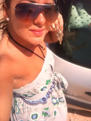 04-sweet-gf-making-photos-of-herself