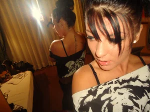 05-sweet-gf-making-photos-of-herself