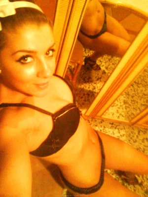 10-sweet-gf-making-photos-of-herself