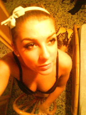 12-sweet-gf-making-photos-of-herself