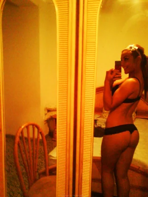 13-sweet-gf-making-photos-of-herself