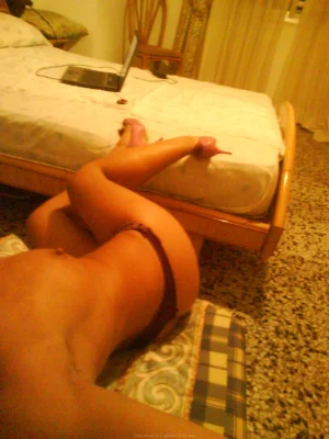 14-sweet-gf-making-photos-of-herself