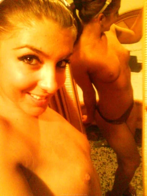 17-sweet-gf-making-photos-of-herself