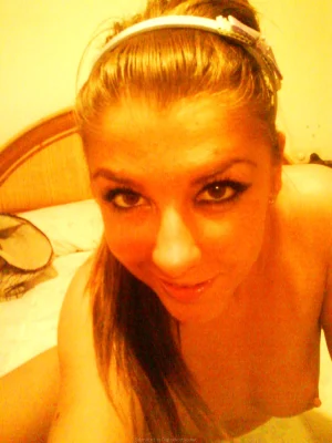 20-sweet-gf-making-photos-of-herself