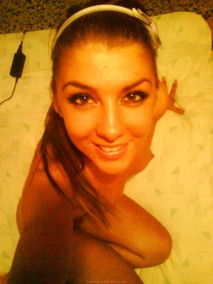 22-sweet-gf-making-photos-of-herself