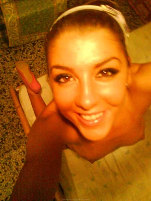 25-sweet-gf-making-photos-of-herself