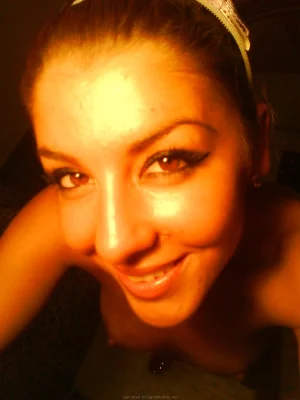 29-sweet-gf-making-photos-of-herself