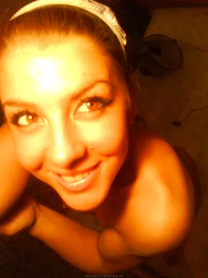 31-sweet-gf-making-photos-of-herself