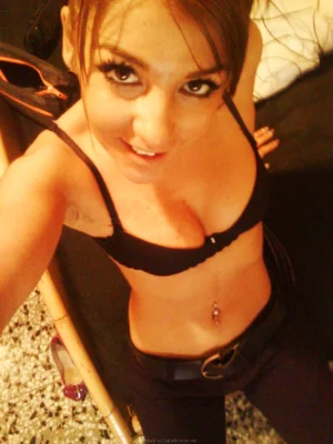 41-sweet-gf-making-photos-of-herself