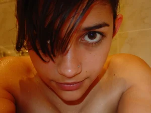 46-teen-loves-doing-self-shots