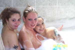 04-three-chicks-one-dick