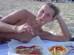 05-topless-babe-on-the-sand-beach