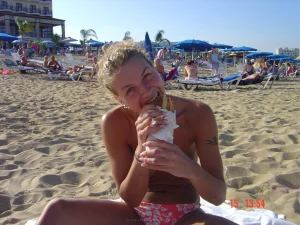 06-topless-babe-on-the-sand-beach