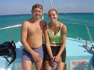 07-topless-babe-on-the-sand-beach