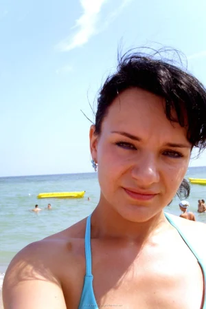 13-topless-babe-on-the-sand-beach