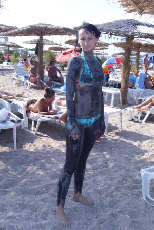 15-topless-babe-on-the-sand-beach