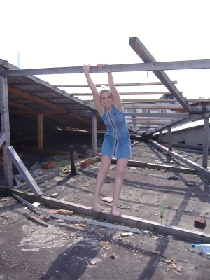 32-topless-babe-on-the-sand-beach