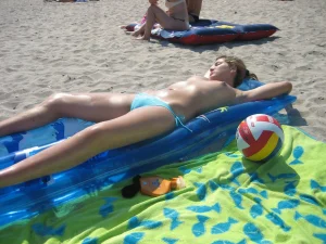 36-topless-babe-on-the-sand-beach