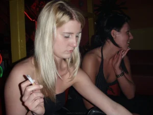 01-topless-chick-on-the-beach-shows-herself