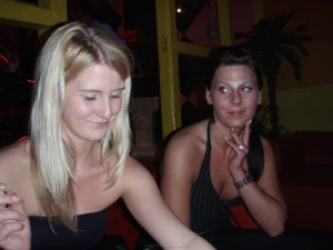 02-topless-chick-on-the-beach-shows-herself