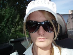 03-topless-chick-on-the-beach-shows-herself