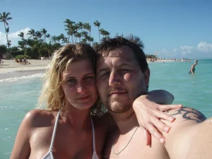 05-topless-chick-on-the-beach-shows-herself