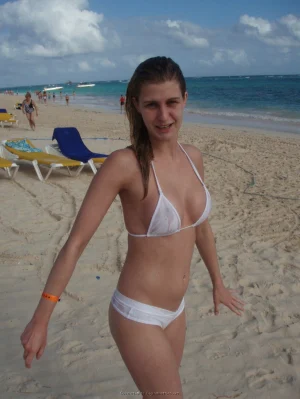 12-topless-chick-on-the-beach-shows-herself