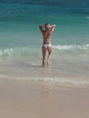 16-topless-chick-on-the-beach-shows-herself