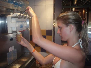 23-topless-chick-on-the-beach-shows-herself