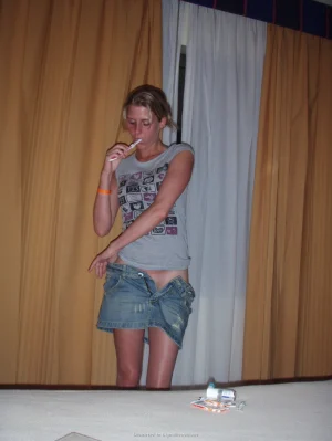 26-topless-chick-on-the-beach-shows-herself