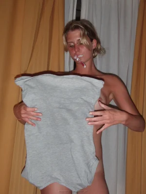 27-topless-chick-on-the-beach-shows-herself