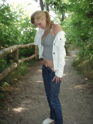 36-topless-chick-on-the-beach-shows-herself