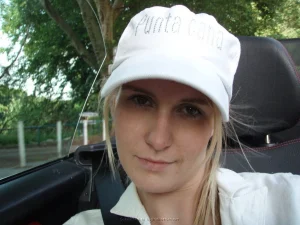 37-topless-chick-on-the-beach-shows-herself