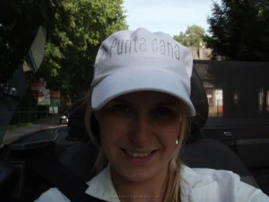 38-topless-chick-on-the-beach-shows-herself