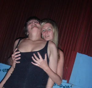 45-topless-chick-on-the-beach-shows-herself