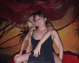 46-topless-chick-on-the-beach-shows-herself