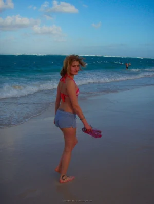 72-topless-chick-on-the-beach-shows-herself