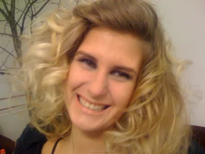 89-topless-chick-on-the-beach-shows-herself