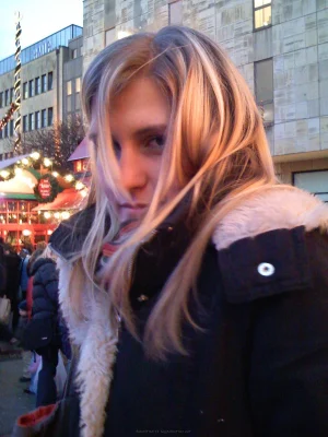 90-topless-chick-on-the-beach-shows-herself