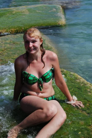 01-topless-chick-on-the-beach-shows-herself