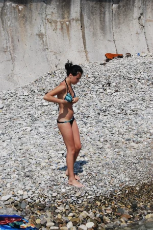 02-topless-chick-on-the-beach-shows-herself